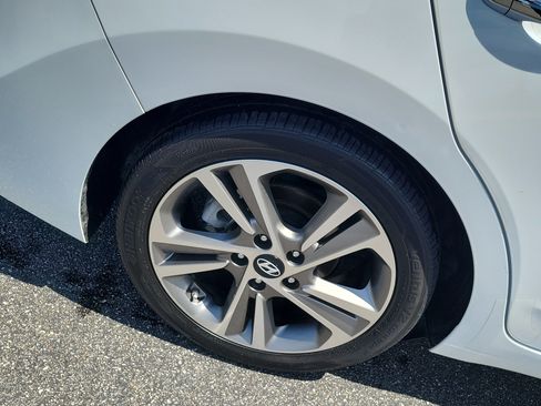 Used 2017 Hyundai Elantra Limited w/ Limited Tech Package 04 FWD image 10