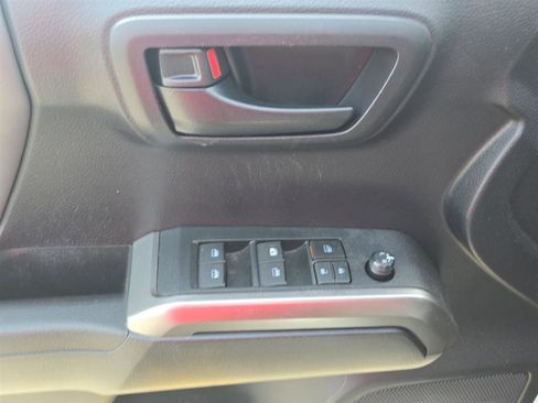 Used 2020 Toyota Tacoma SR5 AWD/4WD image 16