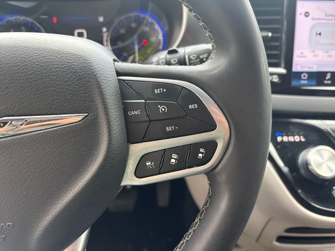 Used 2023 Chrysler Pacifica Touring-L FWD image 21