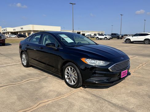 Used 2017 Ford Fusion SE FWD image 1