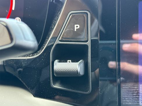 New 2025 Porsche Macan Electric image 25