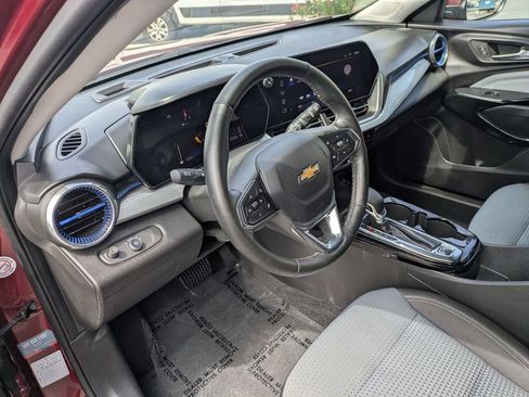 Used 2025 Chevrolet Trax LT w/ LT Convenience Package FWD image 16