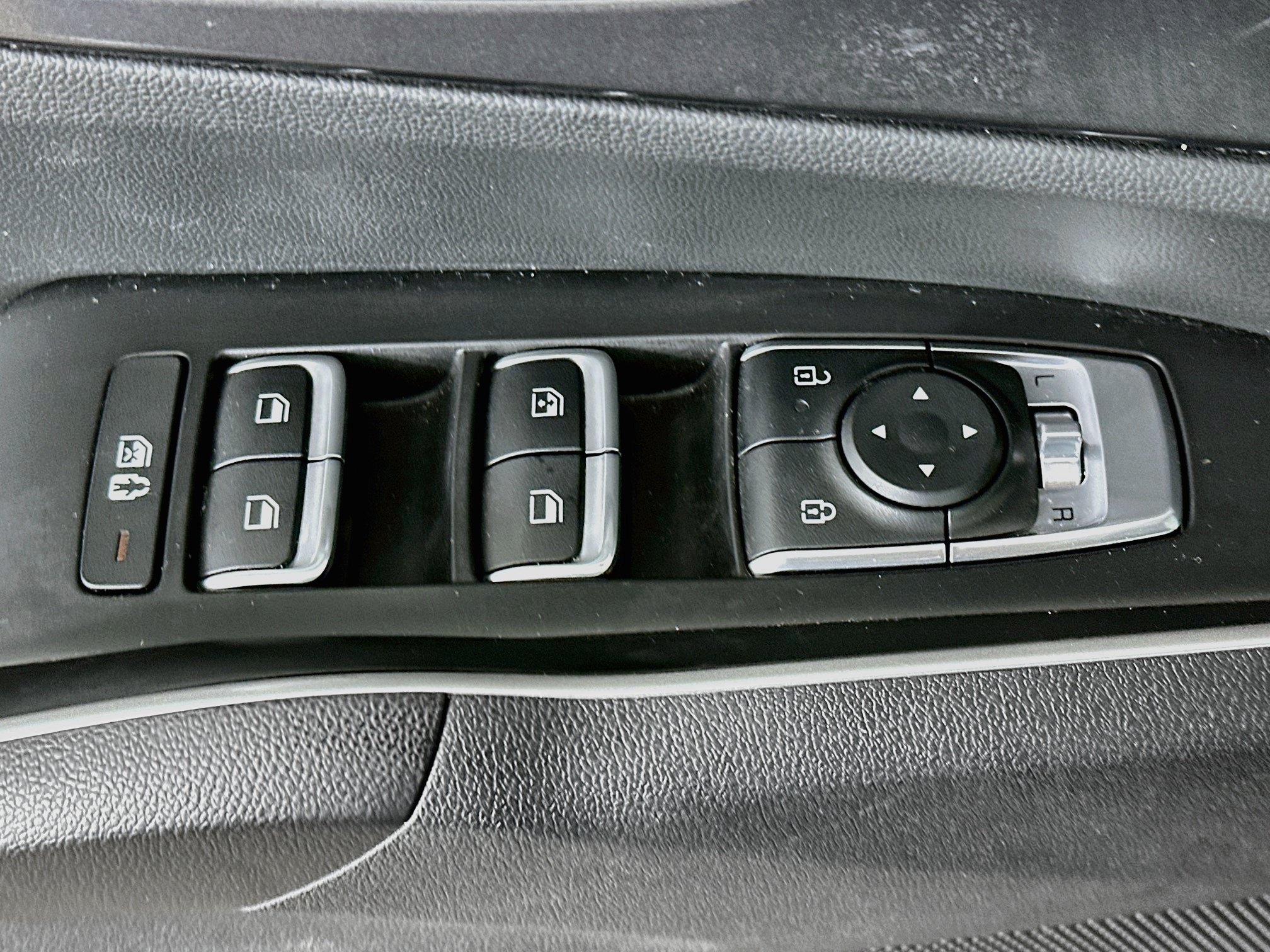 Used 2025 Kia Sorento LX FWD image 15
