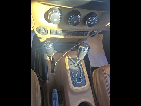 Used 2014 Jeep Wrangler Unlimited Sahara image 10