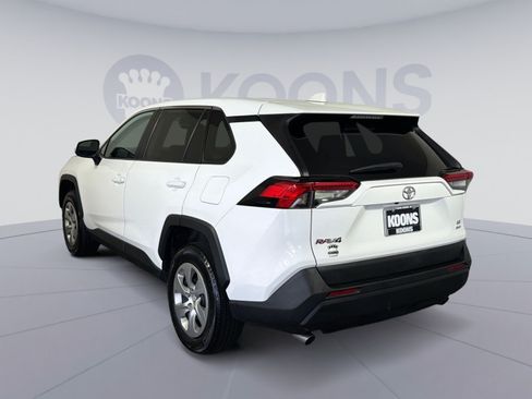 Used 2022 Toyota RAV4 LE AWD/4WD image 4