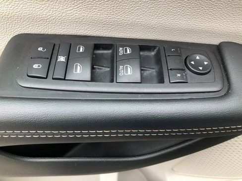 Used 2024 Chrysler Pacifica Touring-L image 13