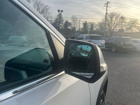 Used 2023 GMC Acadia SLT image 6