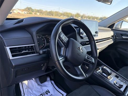 Used 2024 Mitsubishi Outlander SE image 10