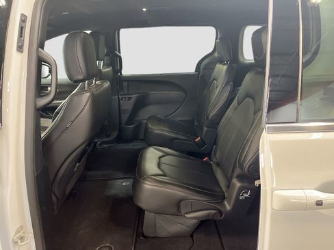 Used 2026 Chrysler Pacifica Select image 21