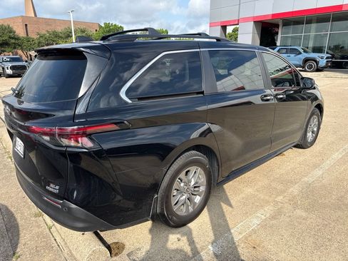 Used 2023 Toyota Sienna XLE FWD image 4