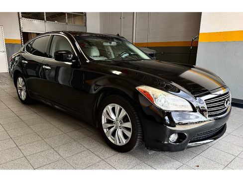 Used 2011 INFINITI M37 w/ Deluxe Touring Pkg RWD image 2