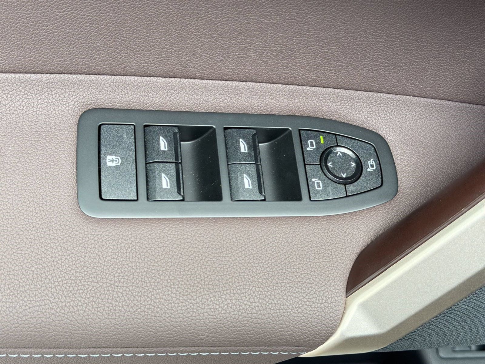 Used 2026 BMW iX xDrive60 w/ Premium Package AWD/4WD image 29