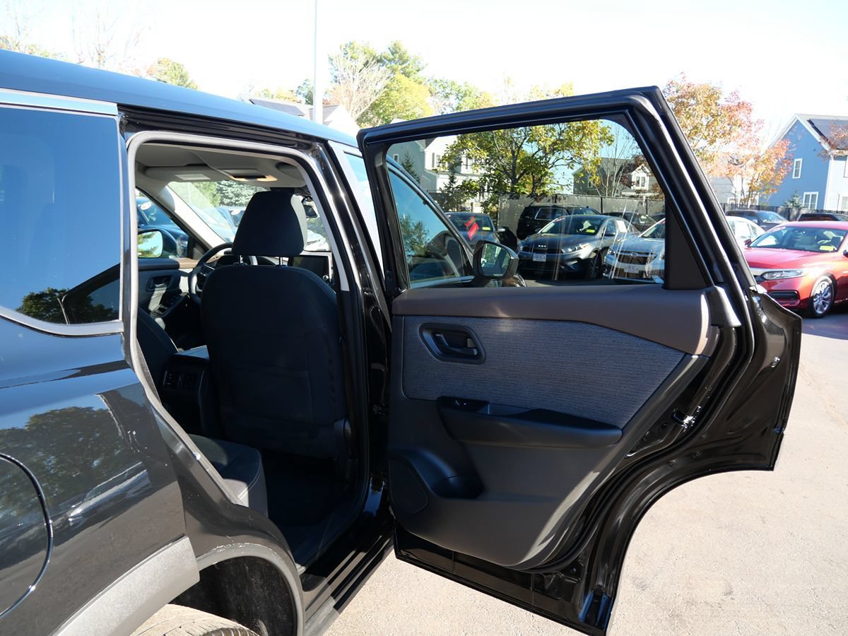 Used 2023 Nissan Rogue S AWD/4WD image 30