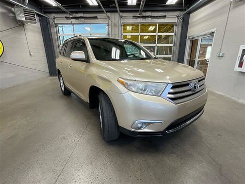 Used 2012 Toyota Highlander FWD w/ Tech Pkg image 7