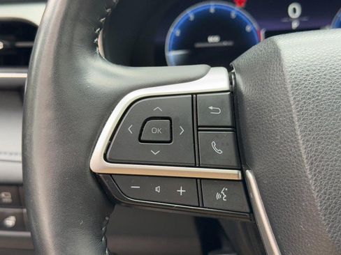 Used 2023 Toyota Highlander AWD image 18