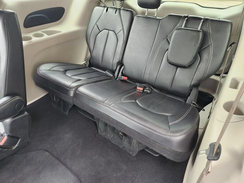 Used 2023 Chrysler Pacifica Touring-L FWD image 22