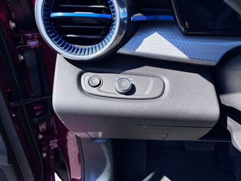 New 2025 Chevrolet Trax LT image 32