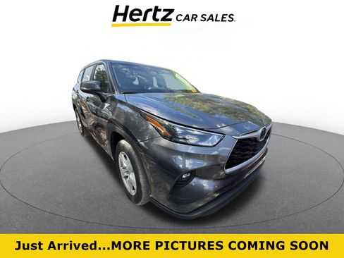 Used 2025 Toyota Highlander LE FWD image 1