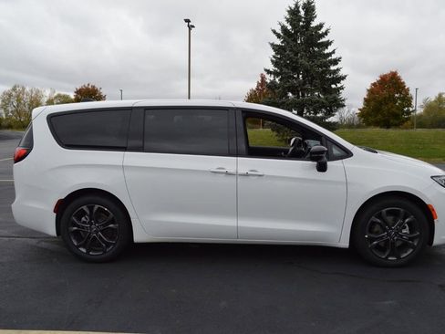 New 2026 Chrysler Pacifica Select image 3