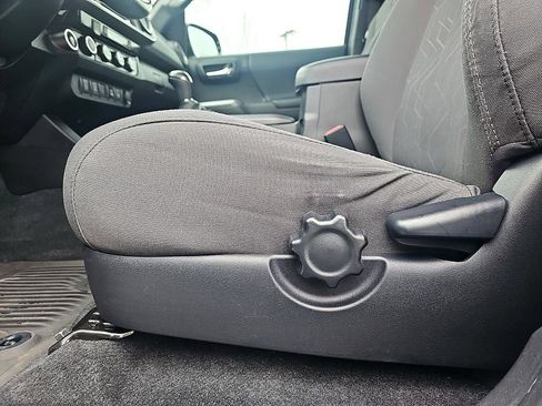 Used 2016 Toyota Tacoma TRD Off-Road image 14