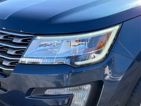 Used 2017 Ford Explorer XLT image 9