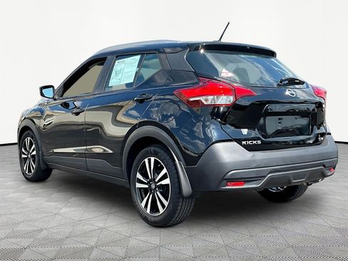 Used 2018 Nissan Kicks SV FWD image 4