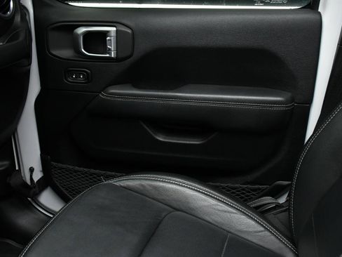 Used 2018 Jeep Wrangler Unlimited Sahara AWD/4WD image 31