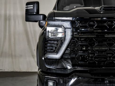 Used 2025 Chevrolet Silverado 2500 ZR2 w/ Technology Package image 40