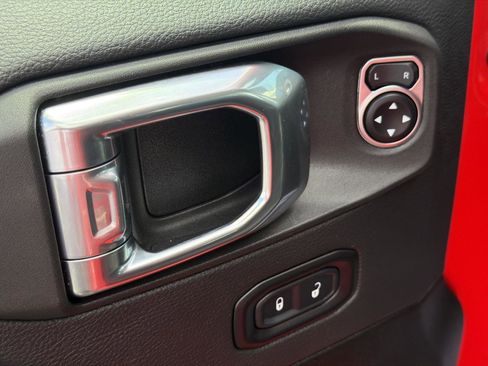 Used 2025 Jeep Wrangler Unlimited Sahara AWD/4WD image 12