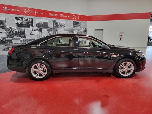Used 2018 Ford Taurus SE image 2