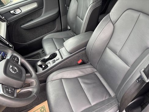 Certified 2025 Volvo XC40 B5 Core image 17