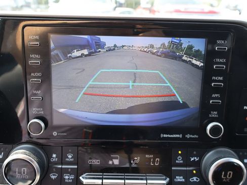 Used 2022 Toyota Highlander XLE AWD/4WD image 13