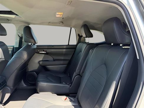 Used 2020 Toyota Highlander XLE image 24