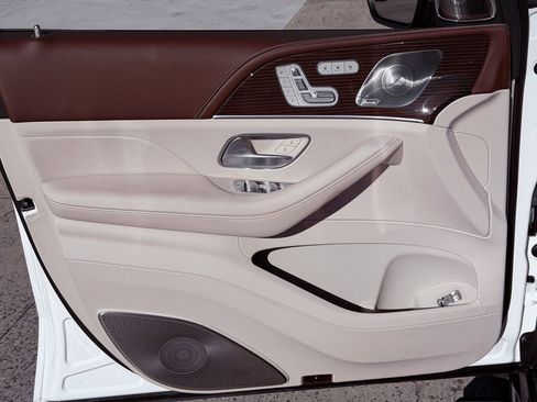 Used 2023 Mercedes-Benz Maybach GLS 600 4MATIC image 12