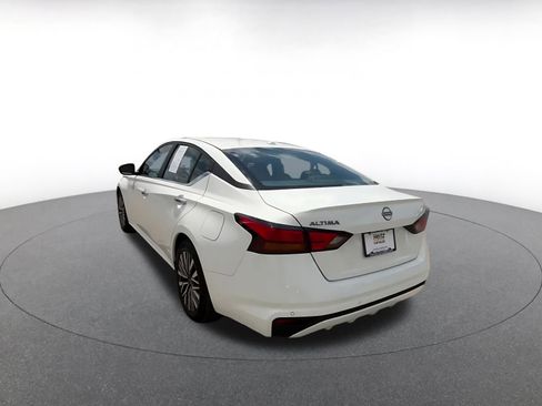 Used 2025 Nissan Altima 2.5 SV FWD image 11