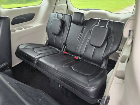 Used 2023 Chrysler Pacifica Touring-L FWD image 18