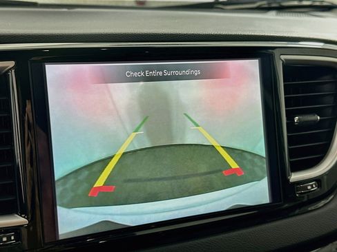 Used 2024 Chrysler Pacifica Touring-L FWD image 22