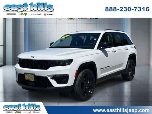 Certified 2023 Jeep Grand Cherokee Limited w/ Black Appearance Package AWD/4WD image 7