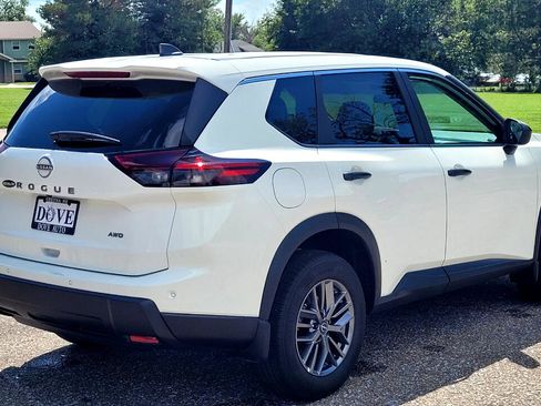 Used 2025 Nissan Rogue S image 6