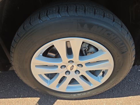 Used 2018 Ford Explorer XLT w/ Equipment Group 202A AWD/4WD image 9
