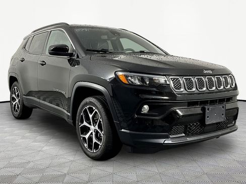 Used 2024 Jeep Compass Latitude w/ Altitude Special Edition AWD/4WD image 3