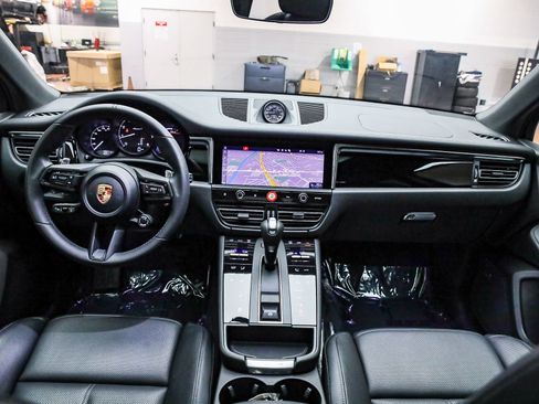 Certified 2025 Porsche Macan Turbo image 14