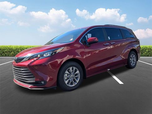 Used 2026 Toyota Sienna XLE FWD image 9
