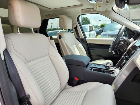 Used 2025 Land Rover Discovery S image 14