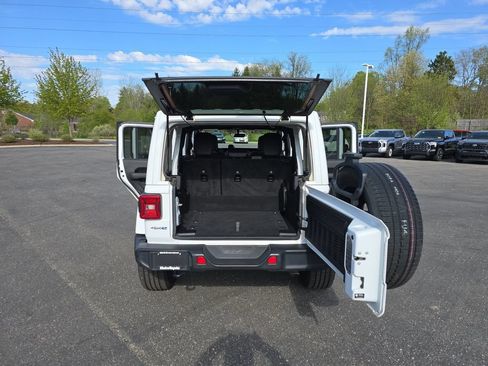 Used 2021 Jeep Wrangler Unlimited Sahara w/ Cold Weather Group AWD/4WD image 15