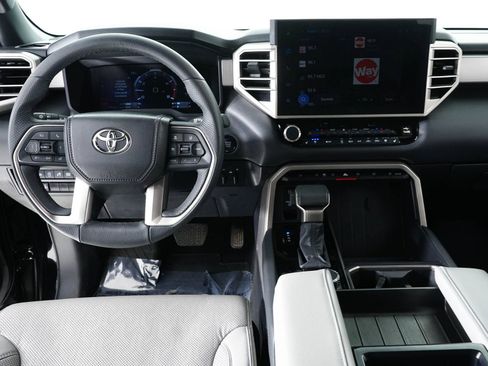 Used 2025 Toyota Tundra Limited AWD/4WD image 25