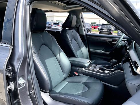 Used 2024 Toyota Highlander Limited image 9