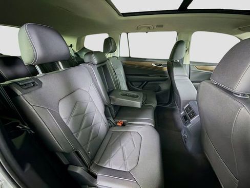 Used 2025 Volkswagen Atlas SE image 28