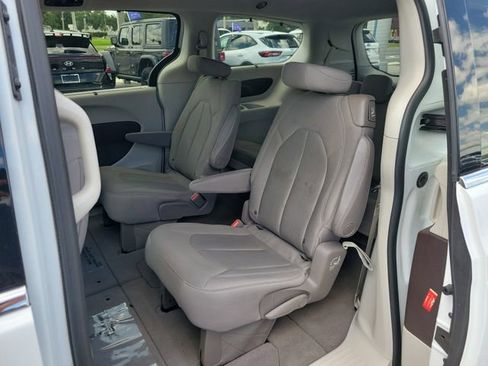 Used 2017 Chrysler Pacifica Touring Plus FWD image 10