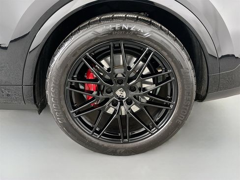 Certified 2025 Porsche Cayenne Turbo image 12